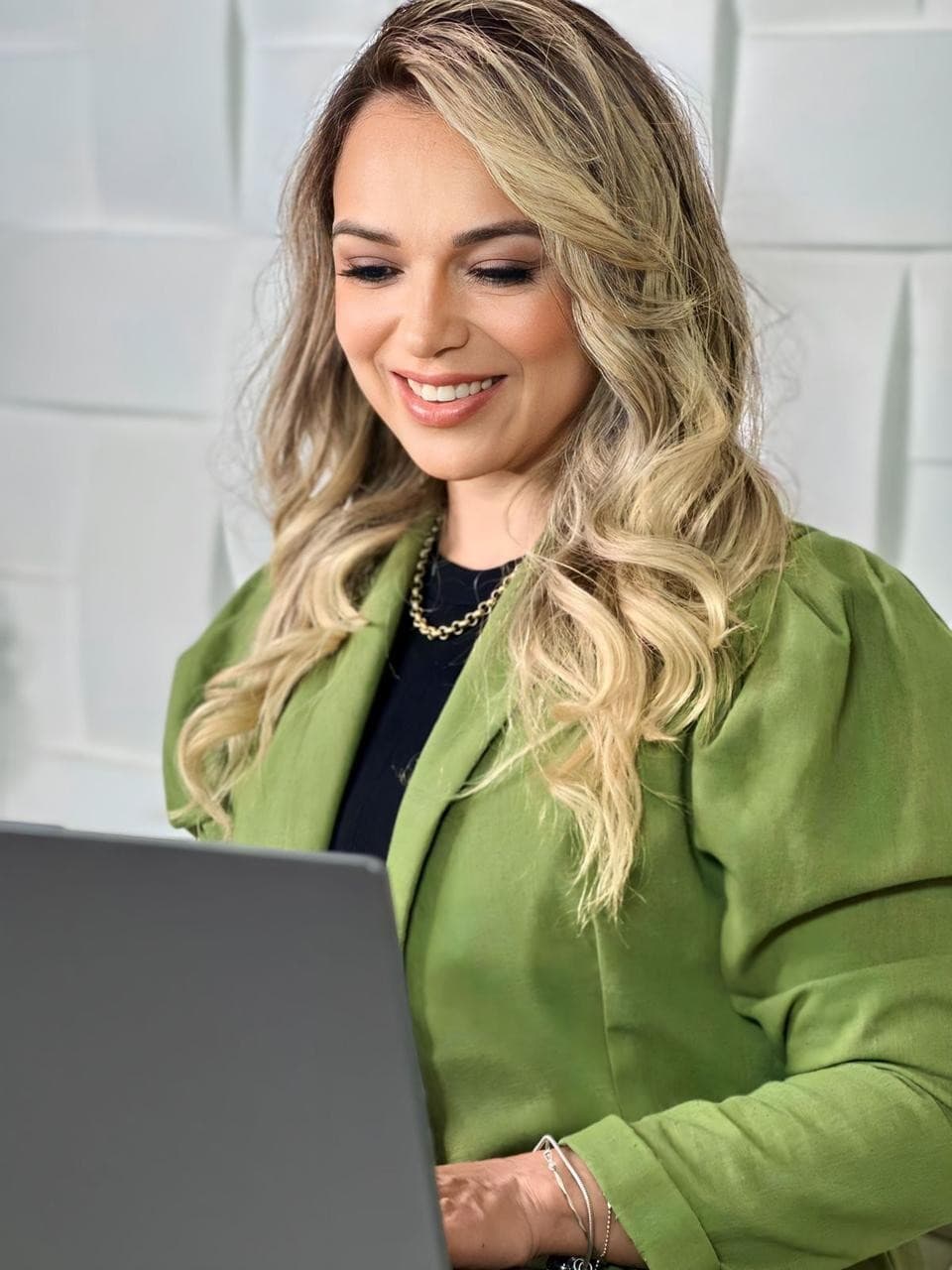 Nutricionista em atendimento com notebook